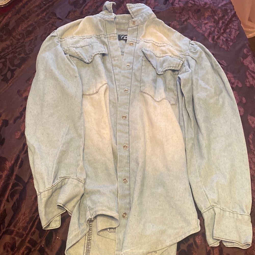 Flannel,light washed blue,bit of a flare at the bottom shoulders are a bit puffy